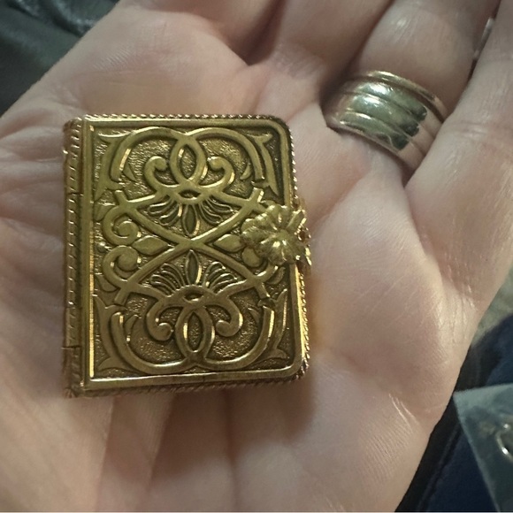 Vintage 1971 Avon Memory Book Solid Perfume Compact Scroll Vanity Collectible - Picture 12 of 12